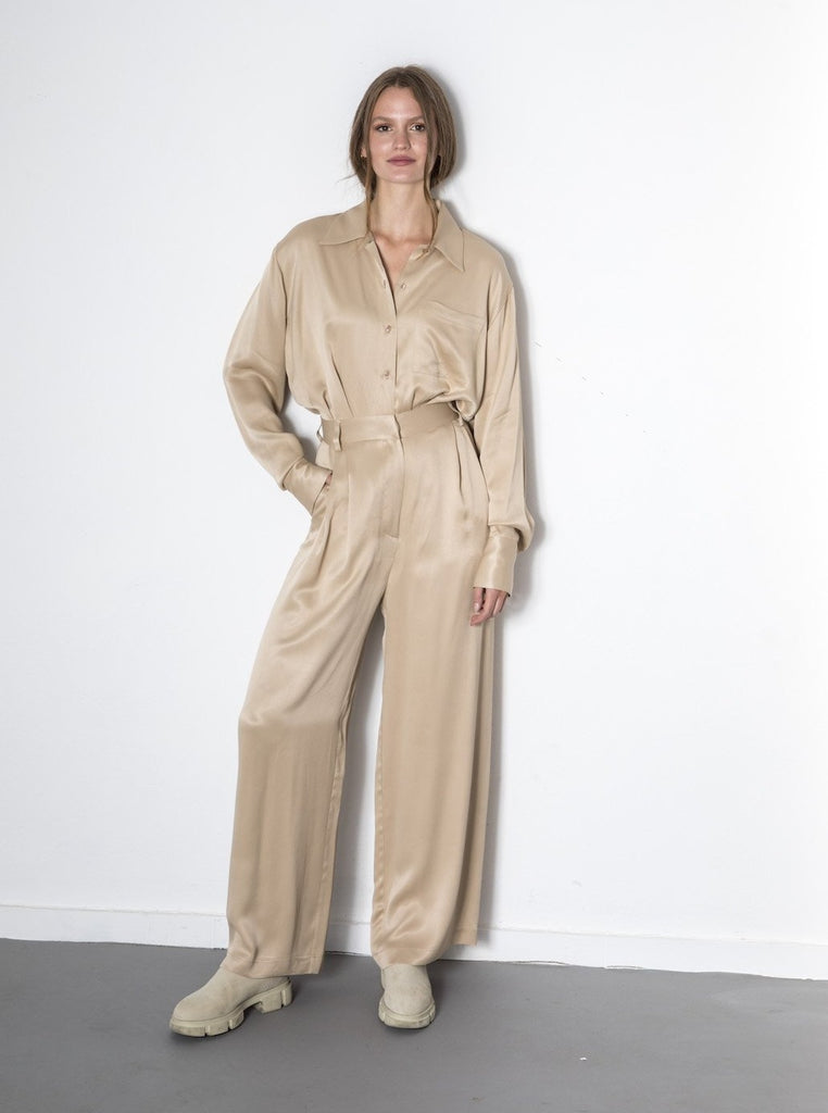 THE CONFIDENCE SUIT PLEATED PANTS - GOLDEN BEIGE