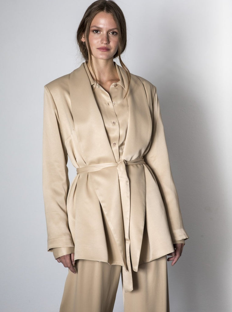 THE CONFIDENCE SUIT BLAZER IN GOLDEN BEIGE
